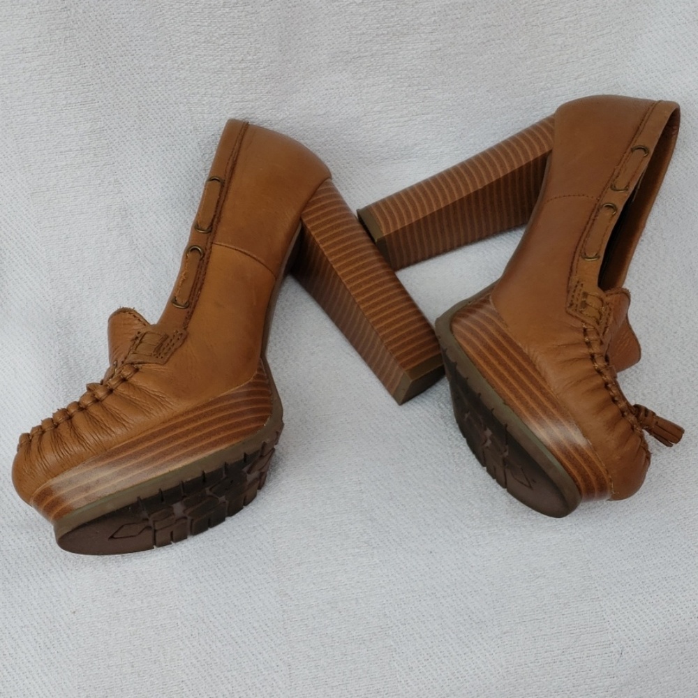 Cute tan  loafer heels size 6 1/2 - Picture 2 of 6